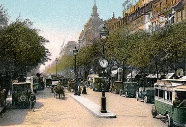 Boulevard des Italiens, Paříž, s auty a motorovými autobusy na ulici, c1900