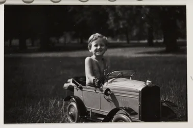 Chlapec řídí šlapací auto, c 1930