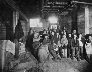 Boys Picking Up Papers To Sell, Spojené státy americké, cca 1919 (černobílá fotografie)