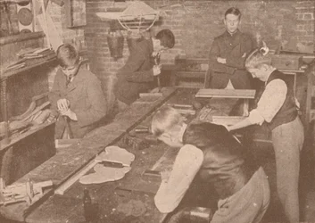Boys of Harrow School vyrábějící dlahy, berle a další předměty pro raněné, c1916 1928