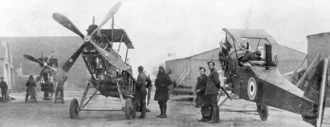 Letadlo British Royal Flying Corps v opravě, c1916