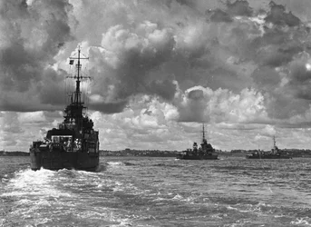 Britské válečné lodě vplouvající do přístavu Sydney, Austrálie, 1945
