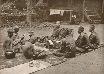 Buddhistický kněz s žáky, 1900.