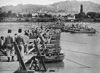 Stavba pontonového mostu přes francouzský potok, 1915