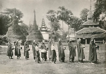 Barmští Phoongyies sbírající almužny, 1900.