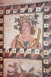 Busta jara - Detail panelu čtyř ročních období - Pafosské mozaiky, Dionýsův dům - Konec 2. století našeho letopočtu - Kypr - Personification du Printemps - Detail mozaiky čtyř ročních období - Mozaiky z Pafosu, Dionýsův dům - Konec II Století poté