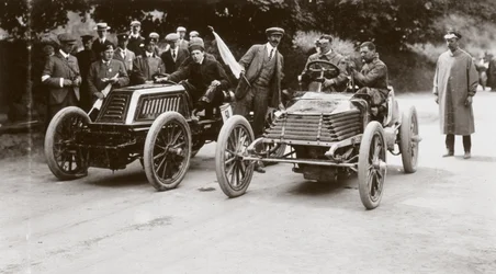 Mors C S Rolls 80 hp (vlevo) soutěží s Wolseley v Irsku