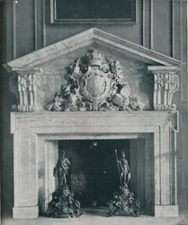 Vyřezávaný mramorový komín od Williama Kenta 1685-1748. Ve veřejné jídelně v Hampton Court,