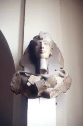 Vyřezávaná hlava krále Achnatona, starověký Egypťan, 18. dynastie, c1353-c1334 př.n.l.