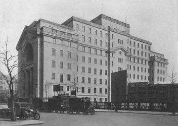 Centrální blok Bush House, Londýn, z Aldwych, 1924
