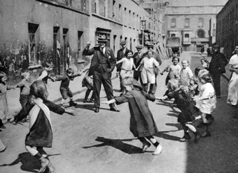Děti tančící na ulici, Londýn, 1926-1927