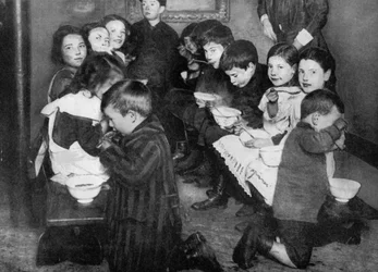 Děti ve společné kuchyni, Londýn, 1917 1936