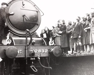 Děti při pohledu na parní lokomotivu, 3. března 1936