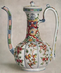 Čínský porcelánový konvice s pětibarevným zdobením. Období Wan Li, 1573-1619, 1928