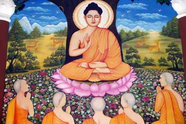 Chua Tu Quang buddhistický chrám. Buddha Šákjamuni káže kázání – kolo zákona – svým pěti žákům. Vung Tau. Vietnam.