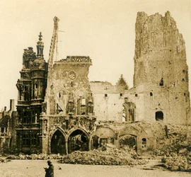 Věž s hodinami a Hôtel de Ville, Arras, severní Francie, c1914-c1918