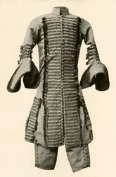 Kabát a kalhoty z hedvábí zdobené efektním prýmkem, c1680, 1937.