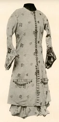 Kabát a celé kalhoty z hnědého brokátu s květy a listy, c1670, 1937.