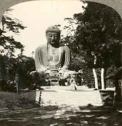 Kolosální socha Buddhy, uctívaná Japonci, v lesním chrámu, Kamakura, Japonsko, c1900.