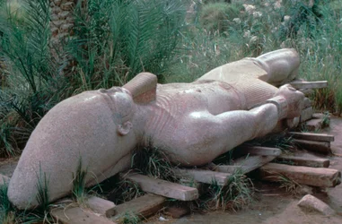 Kolosální socha Rameses I. in situ, Memphis, Egypt, 13. století před naším letopočtem