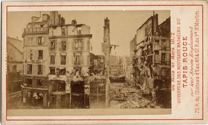 Commune de Paris (1871): otevření obchodních domů Carpet Rouge, reklamní karta zobrazující budovu o rok dříve, v troskách během komuny. Tisk na karton Rozm. 6,3 x 10 cm