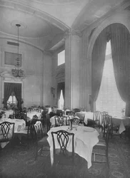 Roh hlavní jídelny s jemnými koloniálními detaily, Roosevelt Hotel, New York City, 1924