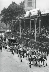 Korunovační průvod Jiřího V. a královny Marie poblíž Westminsterského opatství, 22. června 1911, 1937