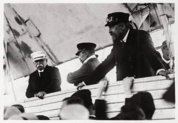 Hrabě Zeppelin a doktor Eckener v gondole Zeppelin, Schwaben, Německo, c1908-1917 1933