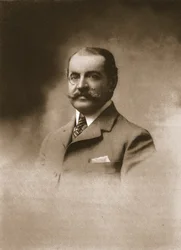 Hrabě de Lastours, 1911.
