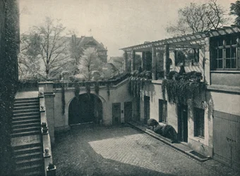 Nádvoří soukromého domu, 13 Boulevard Des Invalides, Paříž. Změny od Paula Huillarda, c1927