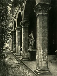 Nádvoří Palazzetto Venezia, Řím, Itálie, 1908.