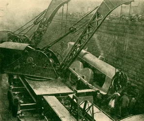 Jeřáby při práci po nehodě, 1930.