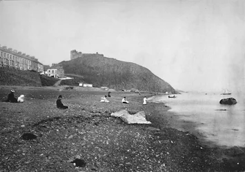 Criccieth - Pohled na pláž a hrad, 1895