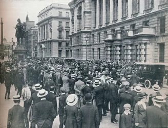 Dav čekající před válečným úřadem ráno před vyhlášením války, 1914