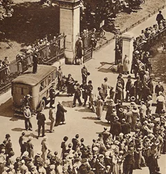 Dav sleduje zatčeného muže převezeného do policejní dodávky, 1937