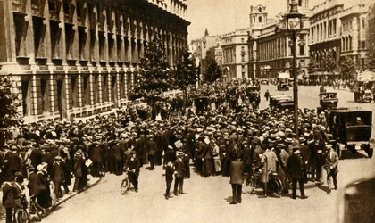 Davy čekající před Downing Street v Londýně na zprávy o... válce, červenec 1914, 1933.