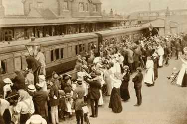 Davy mávaly vojákům odcházejícím bojovat v první světové válce, Británie, 1914, 1935.