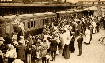 Davy mávaly s vojáky odcházejícími bojovat do první světové války, Británie, 1914, 1933.