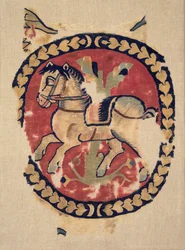 Fragment opony s cválajícím koněm, 500. léta.