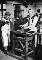 Řezání hlavně klíče, Londýn, 1926-1927