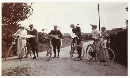 Cyklisté při pohledu na mapy, c 1900