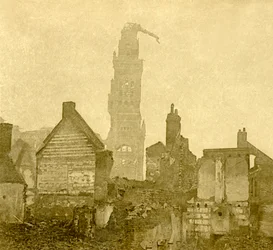 Poškozená věž Notre-Dame de Brebières, Albert, severní Francie, c1915-c1918