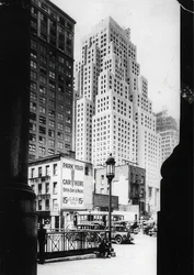 40patrová budova Standard Oil Company a celní centrála vpravo. New York. Kolem roku 1935