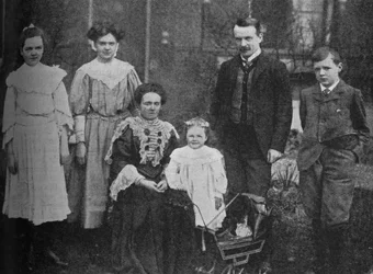 David Lloyd George - Velký státník obklopený svou rodinou, 1905, c1925