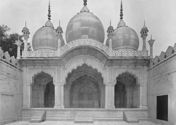 Dillí. Moti Musjid nebo Perlová mešita, c1910.
