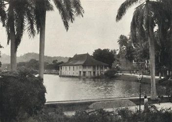 Jezero země s budovou knihovny Chrámu posvátného zubu, 1926