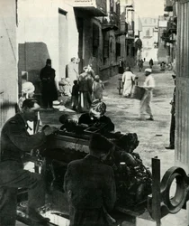 V zadních uličkách Káhiry se rozprostírá malý průmysl ...c1942-1943, 1945.