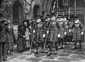 Distribuce Maundy Money od Yeomen Warders, Tower of London, 1926-1927