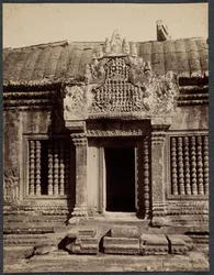 Dveře skrz vnitřní ohradu, Angkor Wat, Kambodža, c. 1880.