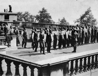 Vrtání rekrutů na střeše Somerset House, Londýn, 1914